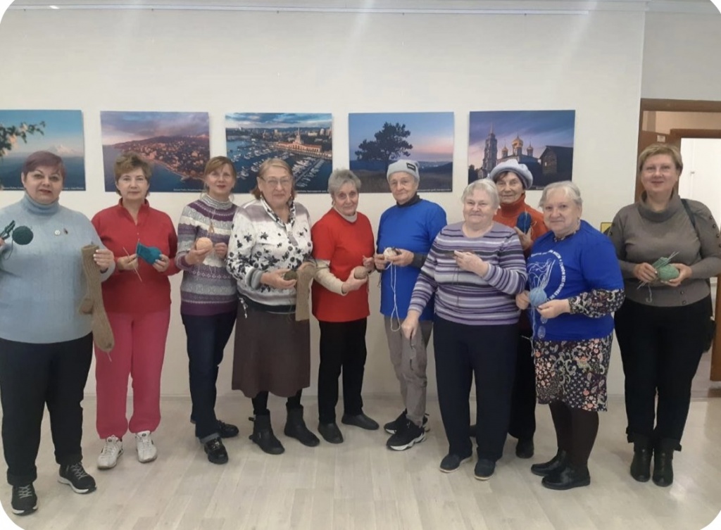 Активисты Советского округа приняли участие мастер-классе по технике вязания